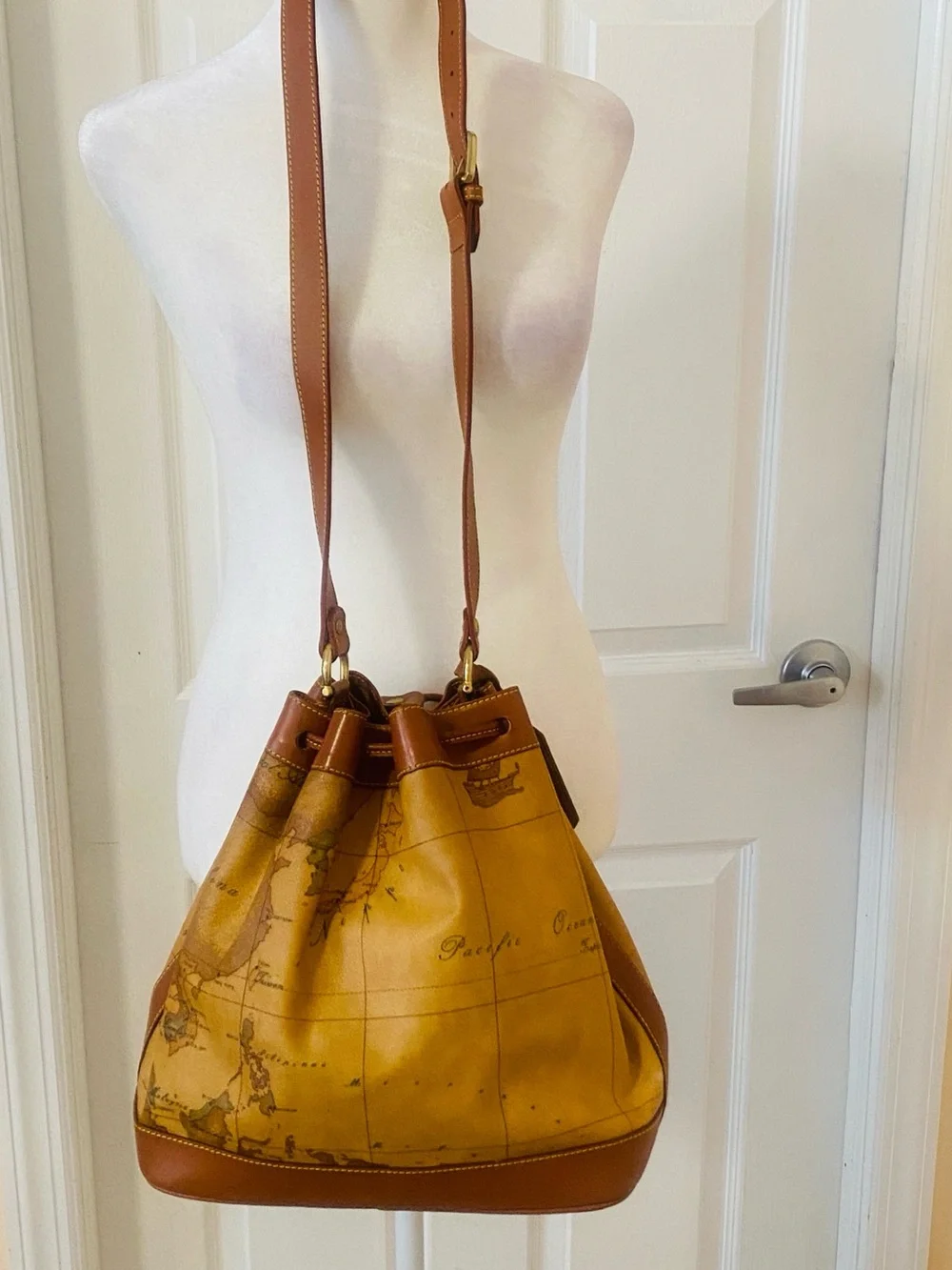 Alviero Martini Drawstring  bucket crossbody bag